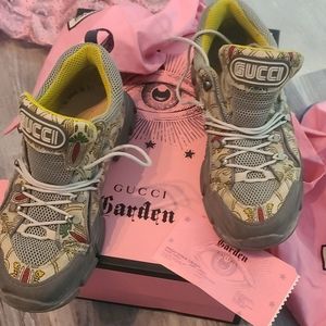 Gucci flashtrek sneakers